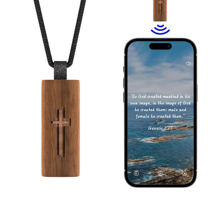 Collar de cruz católica de madera con NFC